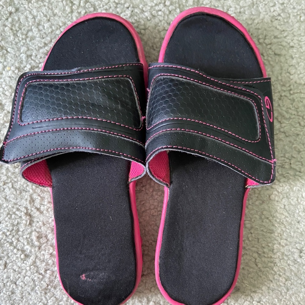VGUC C9 pink and black slides size 3/4